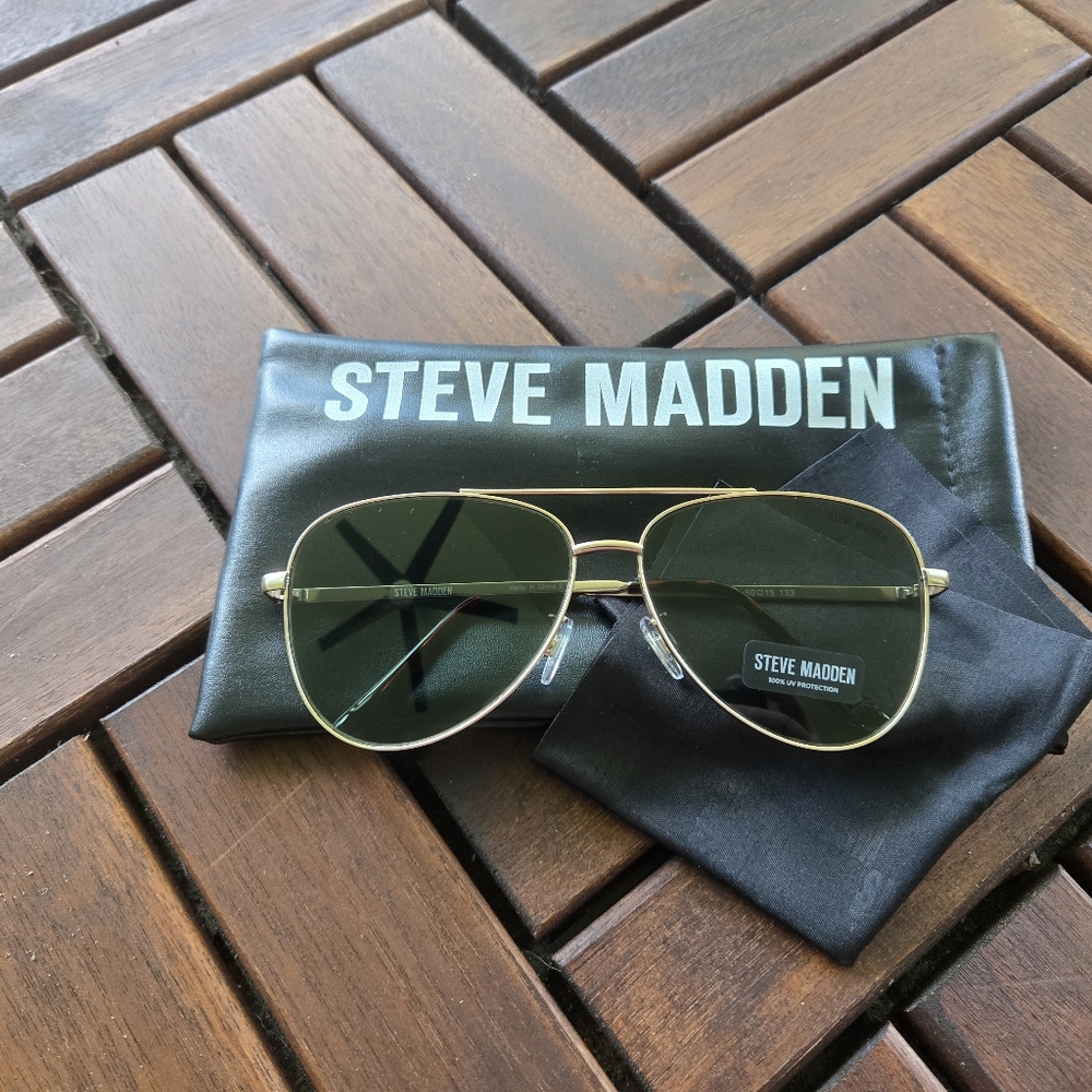 Steve Madden Gold Aviator Sunglasses - Picture 3 of 5